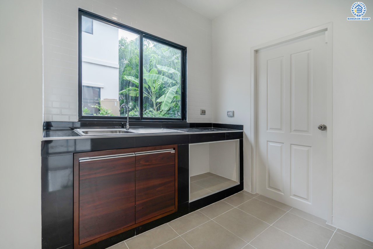 บ้านมือสองตกแต่งใหม่ แบรนด์ Property Perfect ม.โมดิวิลล่า ปิ่นเกล้า-วงแหวน หลังมุม เนื้อที่ 44 ตร.ว. ฟังก์ชัน 3 ห้องนอน 2 ห้องน้ำ 2 ที่จอดรถ เติมเต็มทุกความต้องการ ใช้ชีวิตแบบใกล้ชิดธรรมชาติ บนทำเลเดินทางสะดวก เชื่อมต่อ ถ.กาญจนาภิเษก ใกล้ทางด่วน"ศรีรัช" และเซ็นทรัลเวสต์เกต